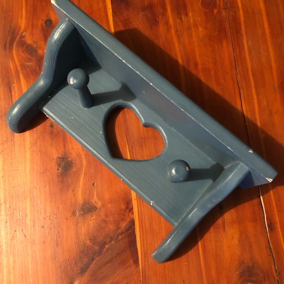 9069 Vintage Rustic Shelf Heart Embellished W 2 Hanging Pegs Painted Blue - Picture 3 of 9